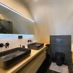Ozzy 's Place Апартаменты *
